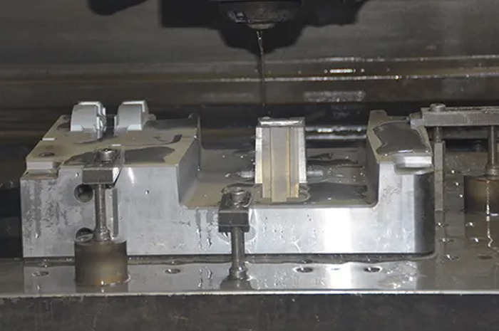 注塑模具加工是怎樣形成的?